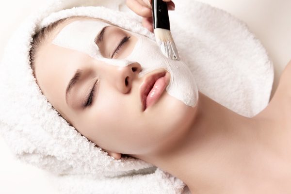 Viso di donna che fa trattamento viso